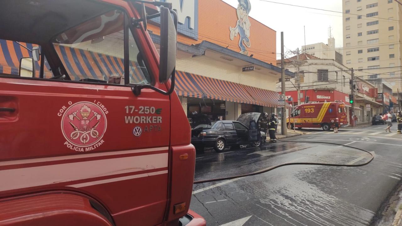 Foto 7 de 7 — Carro pega fogo no Centro de Araraquara e mobiliza Corpo de Bombeiros